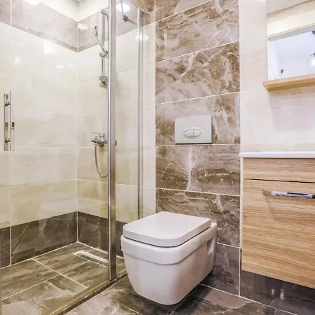 Modern Flat With Balcony In Tuzla